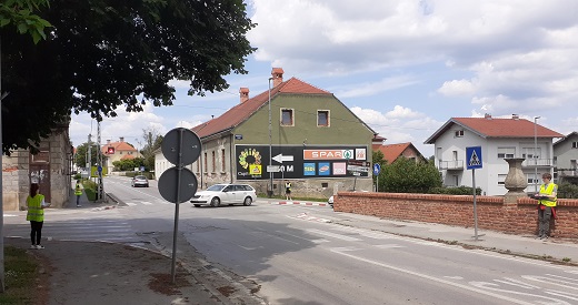 Uenici broje promet na raskriju